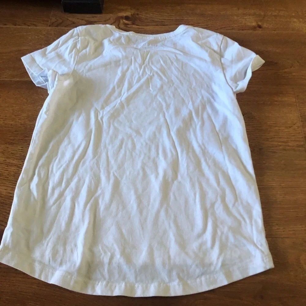 Old Navy white short sleeve tee in size S (6-7)